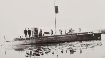 S.M.D. S.M. Patrouillenboot Lachs (ex "h"), Dunai Flottila járőr hajójának fényképe, későbbi nagyítás, 10,5x18 cm / black-and-white modern reproduction (horizontal 10.5 cm x 18 cm) from an original negative. Starboard side view of S.M.Pb. ?h? taken on the day of her launching. This same photograph is reproduced by Pawlik et al. in their Die k.u.k. Donauflotille 1970-1918, p. 153.