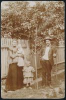cca 1910 Családi fotó a kertben, keményhátú fotó a Dunky fivérek kolozsvári műterméből, kissé sérült, körbevágott karton, 16,5x10,5 cm