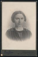 cca 1910 Fiatal hölgy portréja, keményhátú fotó a Joánovics testvérek kolozsvári műterméből, sarkain kissé sérült, 16,5x10,5 cm