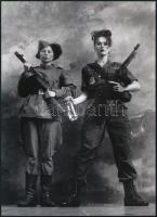 cca 1993 Saudek, Jan (1935-) cseh fotóművész felvétele (Kelet-nyugat egyesülése), 1 db modern nagyítás, jelzés nélkül, 15x21 cm