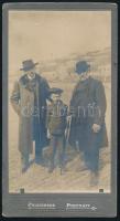 cca 1910 Elegáns urak és kisfiú (talán a horvát tengerparton), keményhátú fotó, a kartonon "Promenade Portrait" felirattal és szecessziós díszítéssel, a hátoldalon feliratozva, 20,5x11 cm