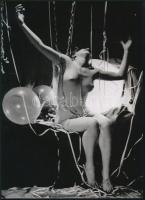 cca 1939 Demeter Károly (1892-1983) budapesti fényképész és fotóművész aktfotó gyűjteményéből 1 db modern nagyítás, jelzés nélkül (Szilveszter éjjelén), 21x15 cm
