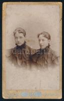 cca 1900 Két fiatal lány portréja, vizitkártya a Dunky fivérek kolozsvári műterméből, kissé viseltes, foltos, 10,5x6,5 cm