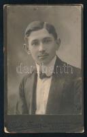 cca 1910 Fiatalember portréja, vizitkártya Gyulai Ferenc erdélyi fényképész (Sepsiszentgyörgy-Előpatak-Csíkszereda) műterméből, sarkain kissé sérült, 10,5x6,5 cm