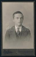 cca 1910 Fiatal fiú portréja, vizitkártya a Joánovics testvérek kolozsvári műterméből, 10,5x6,5 cm