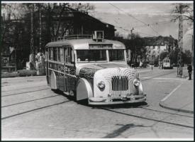 cca 1942 Budapest, sínbusz, mögötte villamos, 1 db modern nagyítás, jelzés nélkül, 15x21 cm