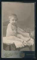 cca 1910 Kisgyermek portréja, vizitkártya Scherling Antal festő és fényképész szatmári műterméből, egyik sarkán kissé sérült 11x6,5 cm