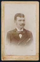 cca 1890 Elegáns fiatal férfi portréja, vizitkártya Ravasz Imre aradi műterméből, foltos, hátoldalán ragasztással, 10,5x7 cm