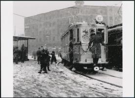 cca 1959 Vadas Ernő (1899-1962) budapesti fotóművész és fotóriporter felvétele a Móricz Zsigmond körtéren (47-es villamos), 1 db modern nagyítás, jelzés nélkül, 15x21 cm