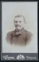 cca 1900 Úr portréja, vizitkártya Barna Hugó miskolci műterméből, a hátoldalon feliratozva, ragasztással, 11x6,5 cm