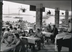 1954 Vadas Ernő (1899-1962) budapesti fotóművész és fotóriporter felvétele (Balatonfüredi vendéglő), 1 db modern nagyítás, jelzés nélkül, 15x21 cm