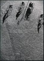 cca 1949 Elkán László (később Lucien Hervé) (1910-2007) magyar - francia fotóművész felvétele Kerékpárosok Párizsban), 1 db modern nagyítás jelzés nélkül, 21x15 cm