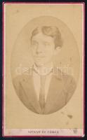 cca 1880 Fiatal férfi portréja, vizitkártya Szinay és Társa miskolci műterméből (,,Miskólczon a Megyeház át ellenében"), kissé foltos, 10,5x6,5 cm