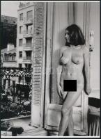 cca 1950 "Mikor jön már", szolidan erotikus felvétel, 1 db modern nagyítás, jelzés nélkül, 21x15 cm