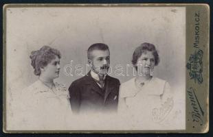 cca 1900-1910 Két fiatal hölgy és egy férfi portréja, vizitkártya Barna Hugó miskolci műterémből, kissé viseltes állapotban, 7x11 cm