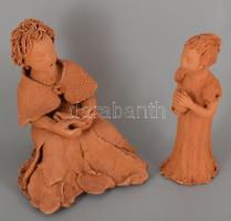 Harmatiné Péter Kati: Kislányának olvasó anya kétalakos kerámia szobor. Hozzá a művész alkotásairól 4 darab fotó és egy kiállításmeghívó. Jelzett, m: 22 cm