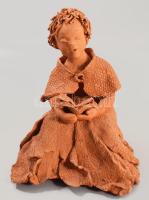 Harmatiné Péter Kati: Kislányának olvasó anya kétalakos kerámia szobor. Hozzá a művész alkotásairól ...