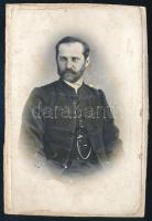 1881 Elegáns úr (,,Samu bá") portréja, vizitkártya, ,,Porcellán" fényképészeti műterem (Bp., Kerepesi út 3.), kissé viseltes, vágott karton, 8,5x6 cm