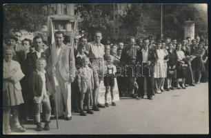 1946 Bp., az újjáépített Szabadság híd felavatására összegyűlt tömeg, a hátoldalon feliratozott, pecséttel jelzett fotó, 8,5x13,5 cm