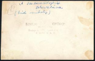 1946 Bp., az újjáépített Szabadság híd felavatására összegyűlt tömeg, a hátoldalon feliratozott, pec...