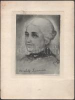 1956 Ady Endre édesanyja, özv. Ady Lőrincné portréja, Fleischer Miklós festménye után készült, nagyméretű fotó kartonon, a hátoldalon Fleischer Miklós (1894-1958) festőművész autográf aláírásával és soraival Implon Irén (1927-2011) erdélyi magyar újságíró, szerkesztő részére, kissé foltos karton, 23,5x17,5 cm, karton: 38,5x29 cm