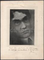 cca 1956 Ady Endre portréja, Fleischer Miklós festménye után készült, nagyméretű fotó kartonon, Fleischer Miklós (1894-1958) festőművész autográf aláírásával és ajándékozási soraival Implon Irén (1927-2011) erdélyi magyar újságíró, szerkesztő részére, kissé foltos karton, 23,5x16,5 cm, karton: 38,5x29 cm