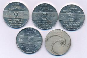 Izrael 1974-1980. 5xklf Cu-Ni emlékérem / zseton tétel, benne: 1974. "A függetlenség 25. évfordulója" + 1975. "A függetlenség 26. évfordulója" + 1976. "Dávid Csillag" + 1977. "Üdvözlet Izraelből" + 1980. "Izrael?Egyiptom békeszerződés" T:UNC,AU Israel 1974-1980. 5xdiff Cu-Ni commemorative medallion / token lot, including: 1974. "25th anniversary of independence" + 1975. "26th anniversary of independence" + 1976. "Star of David" + 1977. "Greetings from Israel" + 1980. "Israel-Egypt Peace Treaty" C:UNC,AU