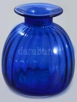 Kék bordázott üveg váza- Anyagában színezett, formába öntött, hibátlan, m: 16 cm