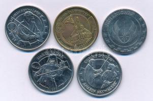 Amerikai Egyesült Államok 2005. "Star Wars - A Sith-ek bosszúja" sorozat 5xklf kiadása: "Droid tri-fighter" sárgaréz emlékérem + "Darth Vader" Ni emlékérem + "Count Dooku és Anakin Skywalker" Ni emlékérem + "Anakin Skywalker" Ni emlékérem + "Jedi Lovagok" Ni emlékérem, mindegyik kapszulában (27mm) T:UNC,AU USA 2005. "Star Wars - Revenge of the Sith" series 5xdiff release: "Droid tri-fighter" brass medallion + "Darth Vader" Ni medallion + "Count Dooku and Anakin Skywalker" Ni medallion + "Anakin Skywalker" Ni medallion + "Jedi Knights" Ni medallion, all in capsule (27mm) C:UNC,AU