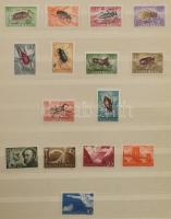 Kis magyar tétel néhány jobb értékkel A/4 16 lapos berakóban + hozzá 1990 osztrák évkönyv + kis oszt...