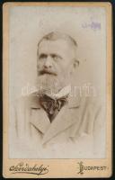 1898 Izsó Kálmán által Izsó Miklós színművésznek dedikált keményhátú fotó Szerdahelyi budapesti műterméből, 10,5×6,5 cm