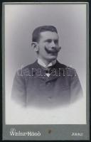 cca 1900 Bajuszos úr portréja, keményhátú fotó Weisz Hugó aradi műterméből, 10,5×6,5 cm