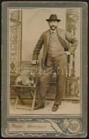 cca 1900 Férfi kutyával, keményhátú fotó, 10,5×6,5 cm