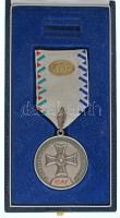 2004. "Békefenntartásért Szolgálati Jel" ezüstözött fém kitüntetés mellszalaggal, dísztokban T:AU Hungary 2004. "Distinction for Service in Peacekeeping" decoration with ribbon, in case C:AU NMK 804
