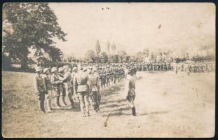 1918 Kitüntetésosztás a cs. és kir. 105. gyalogezrednél (K. u. k. Infanterie-Regiment 105.), fotólap, a hátoldalon feliratozva, 8,5x14 cm