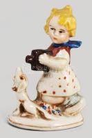 cca 1930 Kamerázó lány kutyával figura, kopással, m: 9 cm