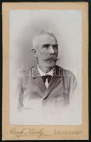 cca 1890 Idős férfi portréja, keményhátú fotó Bach Károly gyulafehérvári műterméből, 10,5×6,5 cm