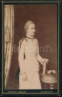 cca 1880 Fiatal lány portréja, keményhátú fotó Juwelier Nándor selmeci műterméből, 10,5×6,5 cm
