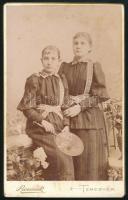 cca 1890 Lányok legyezővel, keményhátú fotó Beránek temesvári műterméből, 10,5×6,5 cm