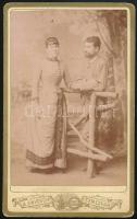 cca 1885 Fiatal pár portréja, keményhátú fotó Knirsch temesvári műterméből, 10,5×66,5 cm