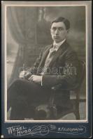 1910 Puky Márton műtermi portréja, keményhátú fotó Wesel Hugó kiskunfélegyházi műterméből, 16,5×10,5 cm