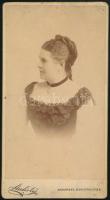 cca 1885 Hölgy portréja, keményhátú fotó Strelisky budapesti műterméből, 21×11 cm