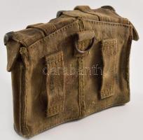 Katonai elsősegély- / tölténytáska, övre vagy szíjra akasztható, kissé viseltes állapotban, kb. 21x1...