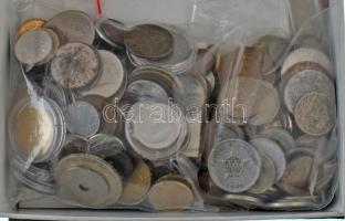 Vegyes külföldi érmetétel mintegy ~480g súlyban + vegyes külföldi érmetétel főként egzotikus és/vagy 1950. előtti érmékkel, mintegy ~280g súlyban T:vegyes Mixed foreign coin lot (about ~480g in weight) + mixed foreign coin lot mainly with exotic and/or pre-1950 coins (about ~280g in weight) C:mixed