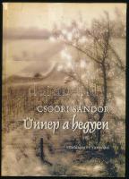 Csoóri Sándor: Ünnep a hegyen. Vallomások a szülőföldről. A szerző, Csoóri Sándor (1930-2016) Kossuth- és József Attila-díjas költő, író által dedikált példány. Székesfehérvár, 2005, Vörösmarty Társaság, 145+(7) p. Kiadói papírkötés, kissé viseltes, sérült borítóval.