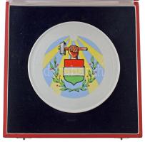 1989. "KIOSZ (Kisiparosok Országos Szövetsége) Kiváló szervezeti munkáért II" egyoldalas, Hollóházi porcelán érdemérem gyártói jelzéssel, zománcozott fém jelvénnyel (21x31mm), adományozói igazolvánnyal, eredeti tokban (136mm) T:AU