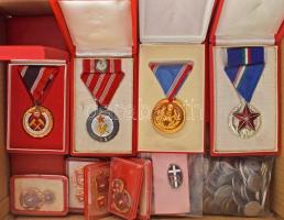 18db-os kitüntetés- és jelvénytétel, a kitüntetések mind mellszalagon és eredeti (némelyik sérült) tokban, közte: 1951. "Közbiztonsági Érem arany fokozata a rendőrség tagjai részére" aranyozott, zománcozott bronz kitüntetés, szalagsávval + 1951. "Közbiztonsági Érem ezüst fokozata a rendőrség tagjai részére" ezüstözött, zománcozott bronz kitüntetés, szalagsávval + 1954. "Munka Érdemérem" zománcozott bronz kitüntetés, szalagsávon miniatűrrel + 1957. "Bányász Szolgálati Érdemérem" bronz fokozata, zománcozott bronz kitüntetés + 1964. "A Haza Szolgálatáért Érdemérem arany fokozat" aranyozott bronz kitüntetés + 1983. "Honvédelmi Érdemérem" 10, 15 és 20 év után, aranyozott bronz kitüntetés + magyar és külföldi érmetétel kb. 400g súlyban T:vegyes