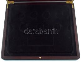 Mahagóni fa érmetartó kazetta bársonybéléssel, 1db kivehető- és 1db beépített tálcával "A világ legkisebb aranyérméi" sorozat számára, összesen 7db ~29mm-es, és 1db ~121x204mm-es férőhellyel. Beépített dekoratív nagyítóval. Használt de újszerű állapotban.