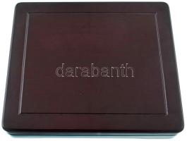 Mahagóni fa érmetartó kazetta bársonybéléssel, 1db kivehető- és 1db beépített tálcával "A világ...