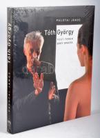 Palotai János: Tóth György - Test-terek / Body spaces   MMA Kiadó, 2019. 256p. Kiadói kartonált keménykötésben. Eredeti, bontatlan zsugorfóliában, hibátlan állapotban.   A lenyűgöző és merész képanyagot felvonultató album a Balogh Rudolf-díjas fotóművész, Tóth György multiexpozíciós technikával készült egyedülálló aktfotóit mutatja be, Palotai János értő elemzéseivel.